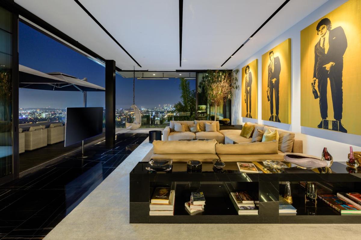 Sophisticated Modern Mansion Off The Strip - Housity