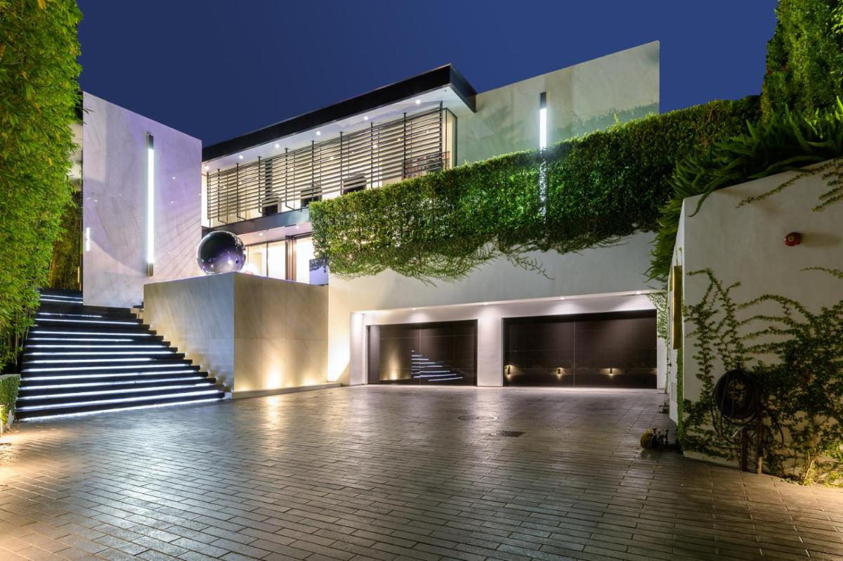 Sophisticated Modern Mansion Off The Strip - Housity