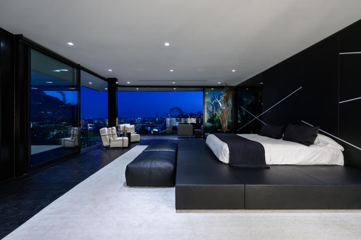 Sophisticated Modern Mansion Off The Strip - Housity