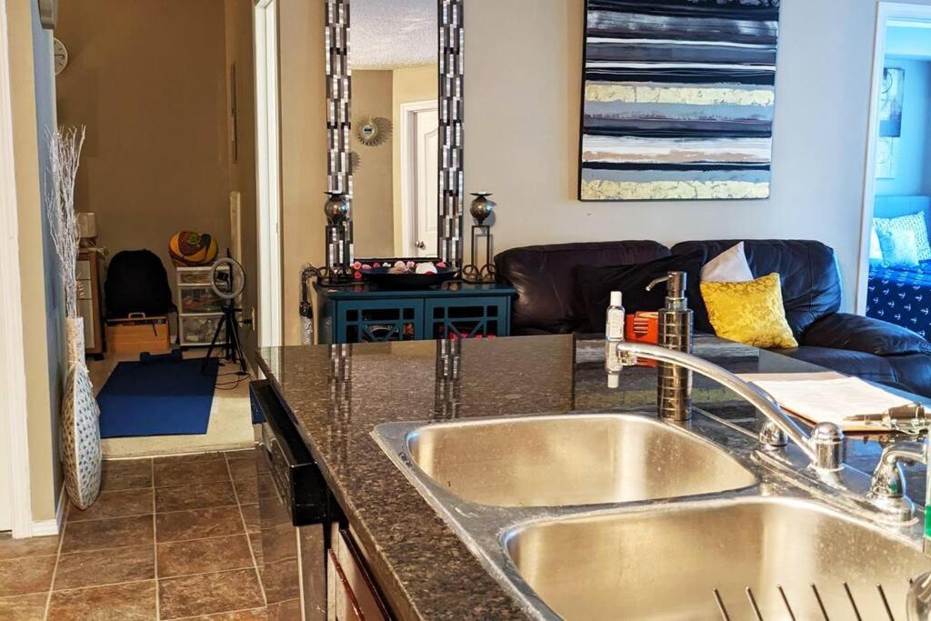 Goldie 1-bedroom Hideout with a Patio - Housity