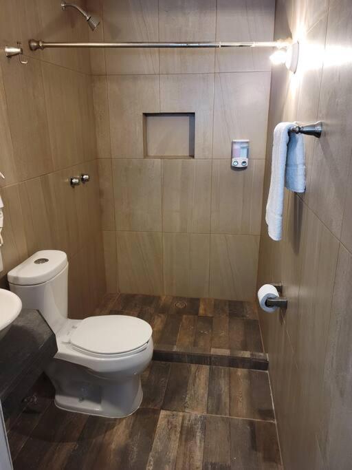 Bonito Departamento con 2 camas con clima, parking, wifi 110mb, ,cocineta, 8 - Housity