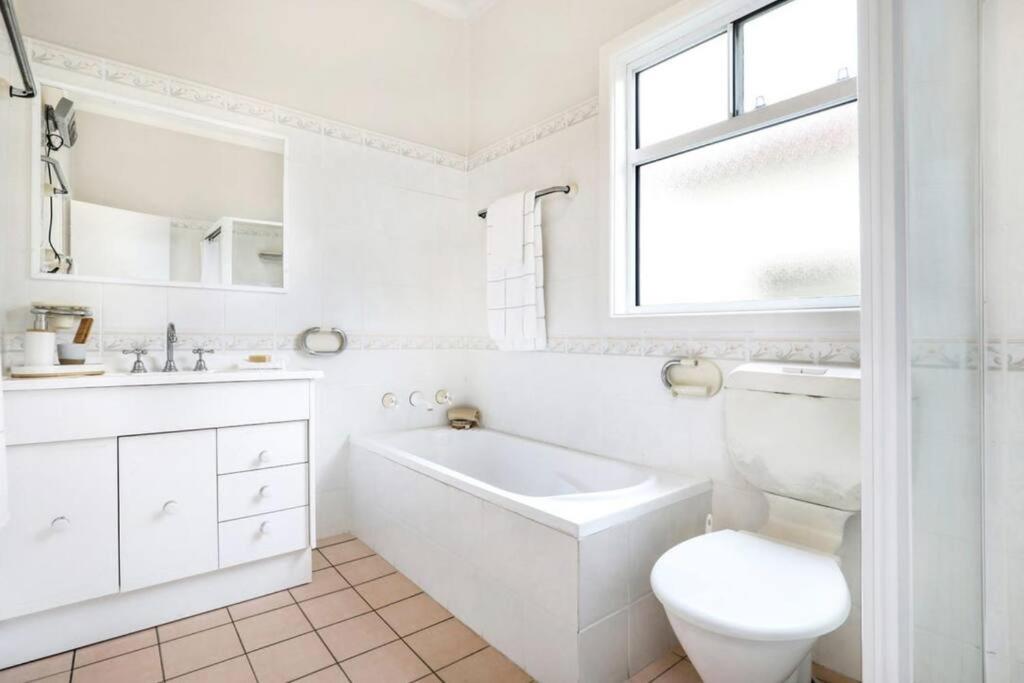 Beautiful 4-bedroom original beach cottage in Port Kembla - Housity