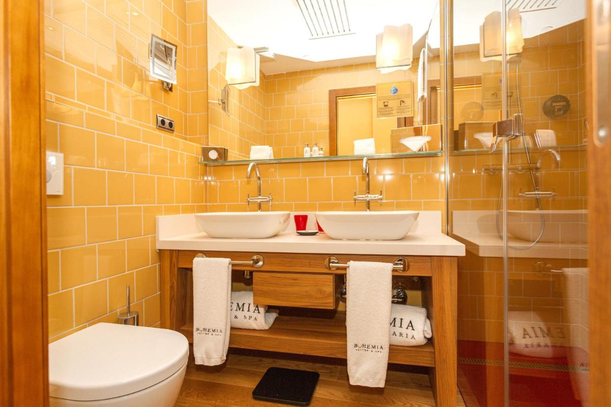 Un baño de Bohemia Suites & Spa - Adults Only