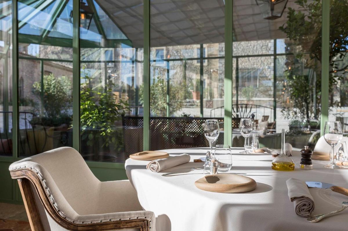 Restaurant ou autre lieu de restauration dans l'établissement Château de Berne