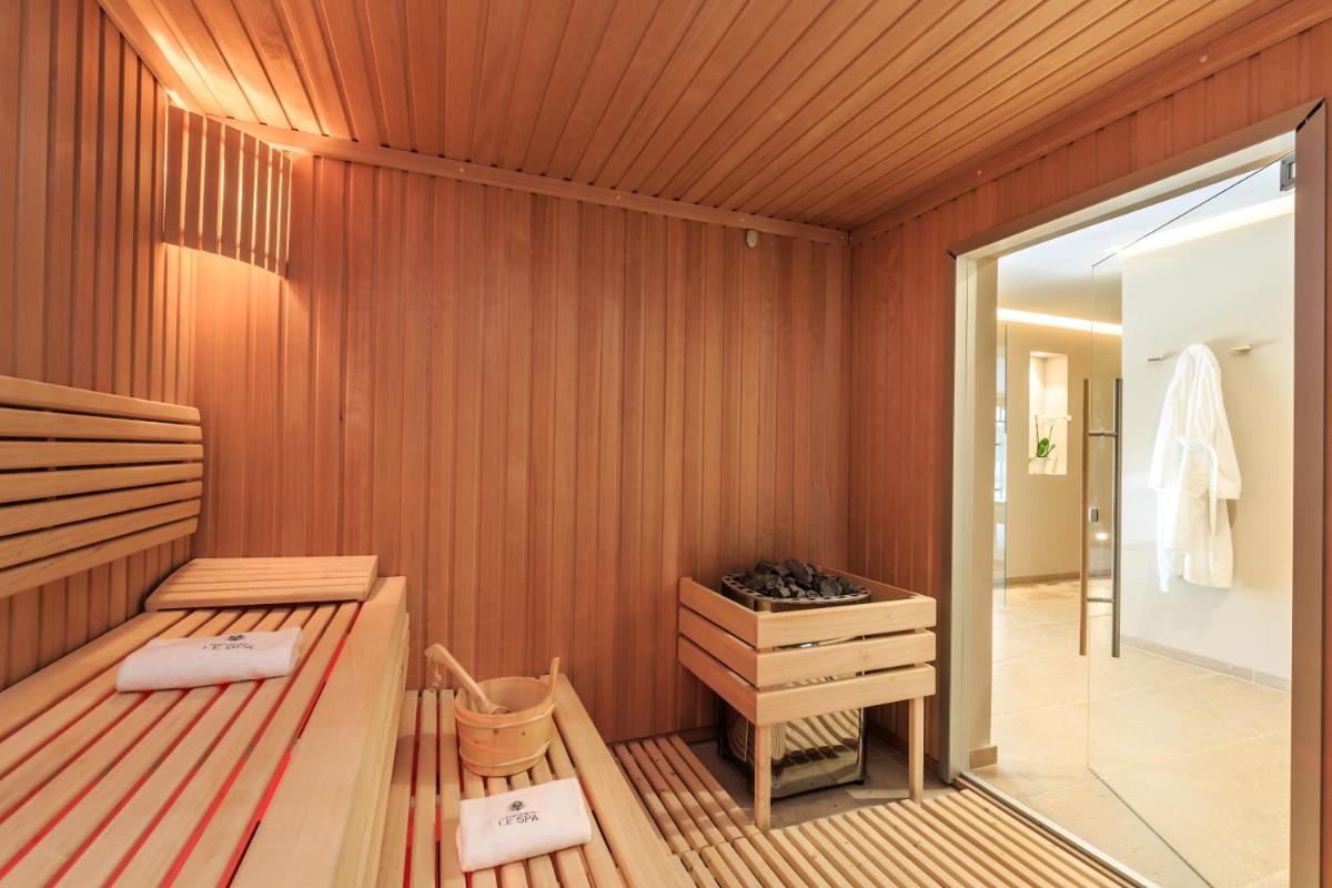 un sauna avec un lit et un mur en bois dans l'établissement Château de Berne, à Lorgues