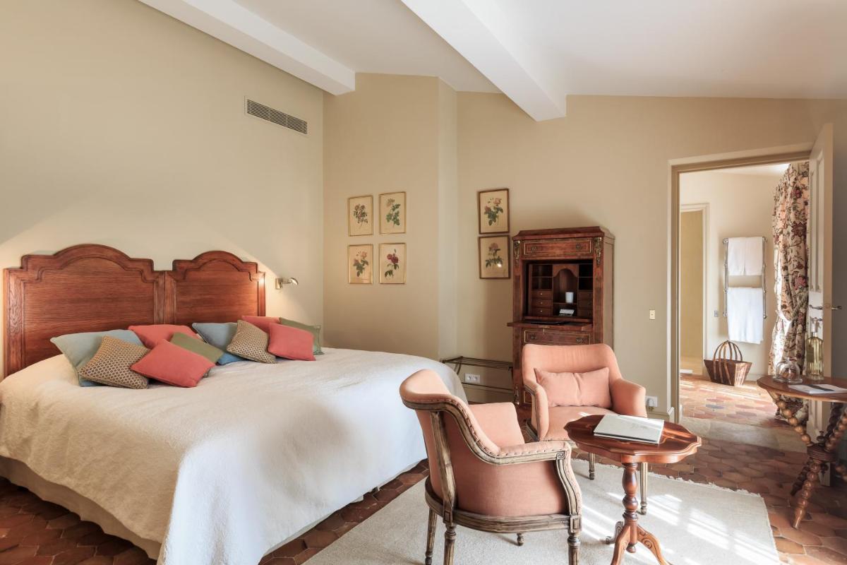 une chambre avec un lit, une table et des chaises dans l'établissement Château de Berne, à Lorgues 154 autres photos
