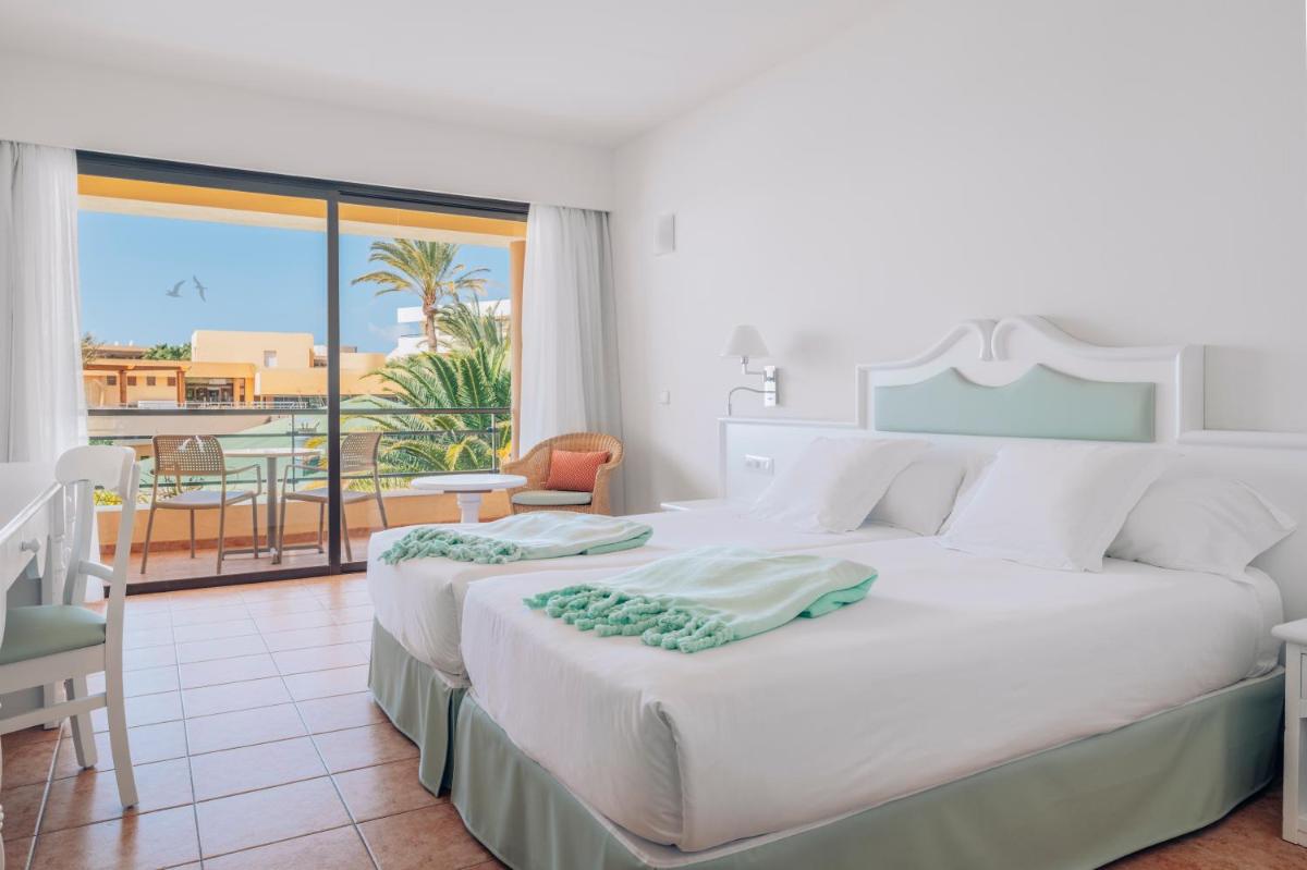 Cama o camas de una habitación en Iberostar Waves Playa Gaviotas All Inclusive