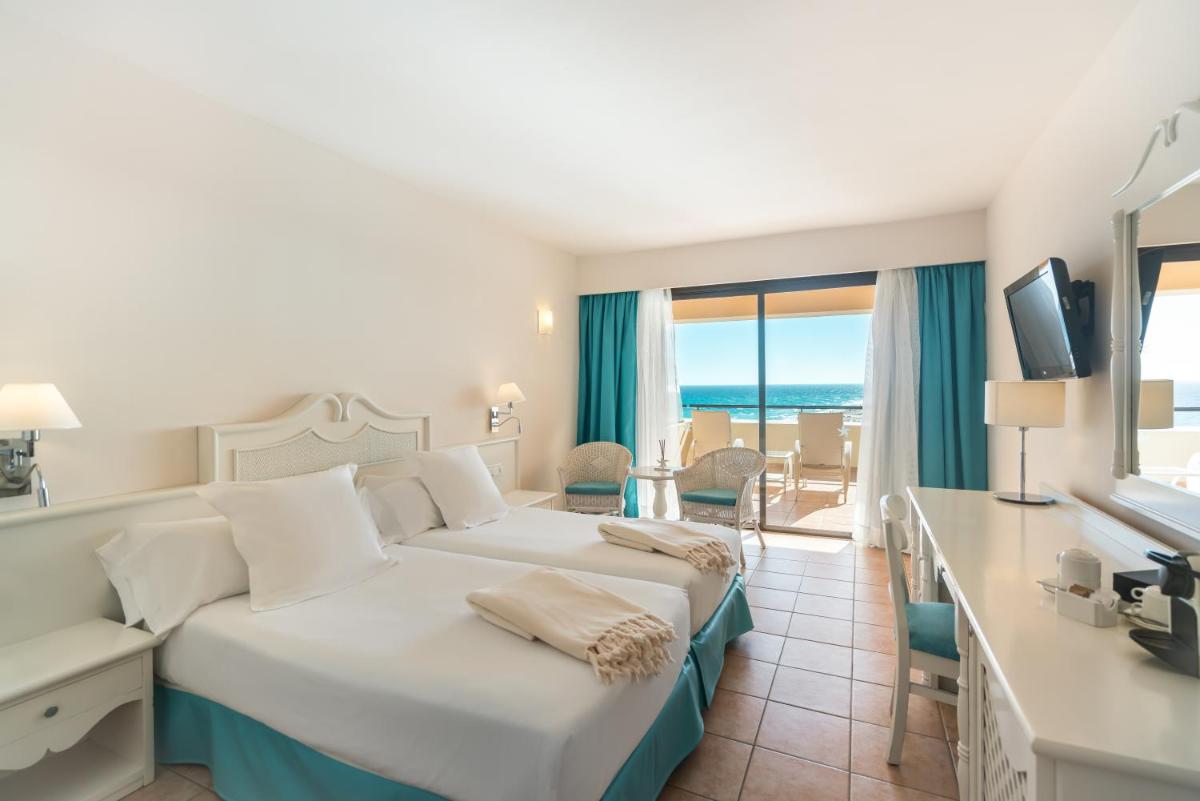 Cama o camas de una habitación en Iberostar Waves Playa Gaviotas All Inclusive