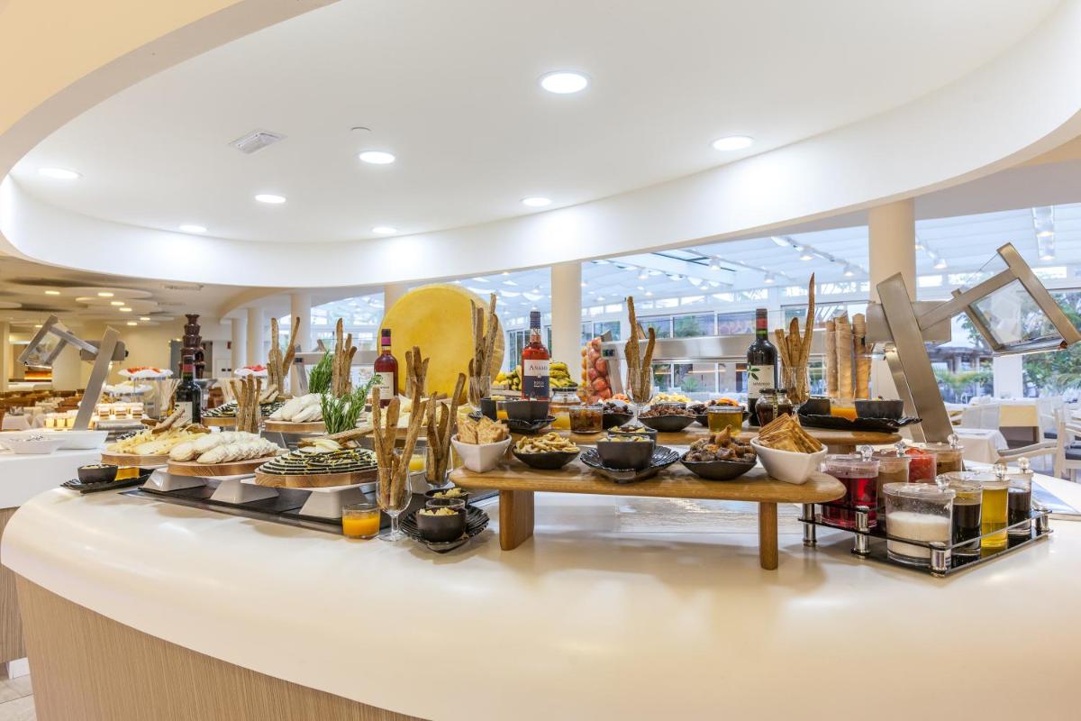 Comida en o cerca de este hotel