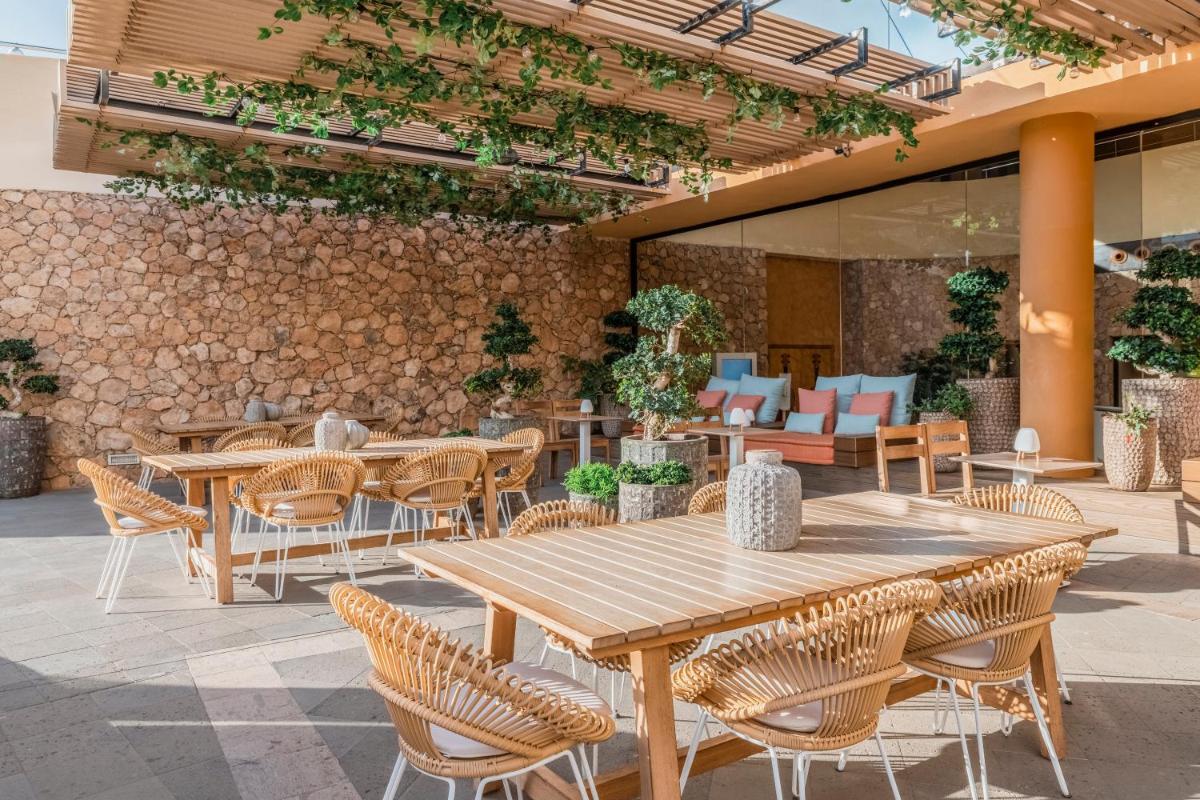 Un restaurante o sitio para comer en Iberostar Waves Playa Gaviotas All Inclusive