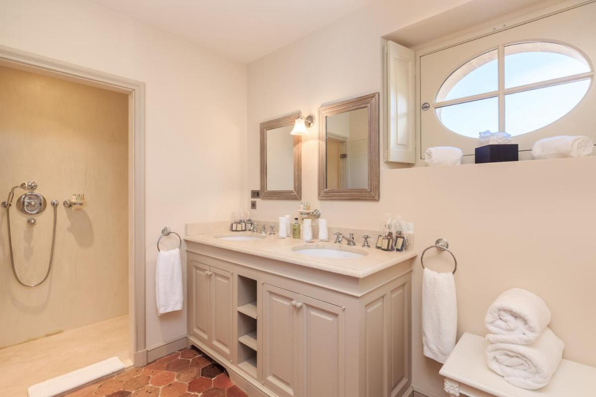 Salle de bains dans l'établissement Château de Berne