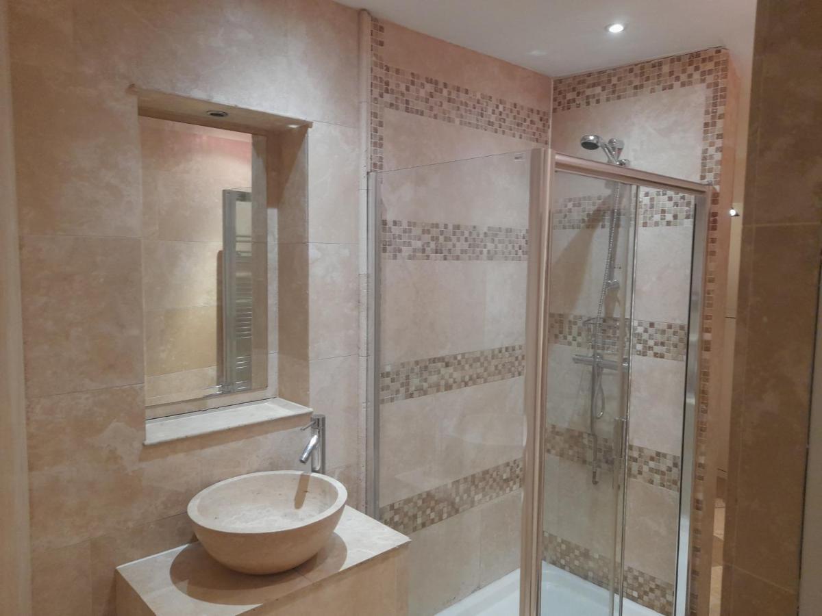 Elegant Spacious 3 Bed- Sleeps 6 -Have a Glamorous Getaway - Housity