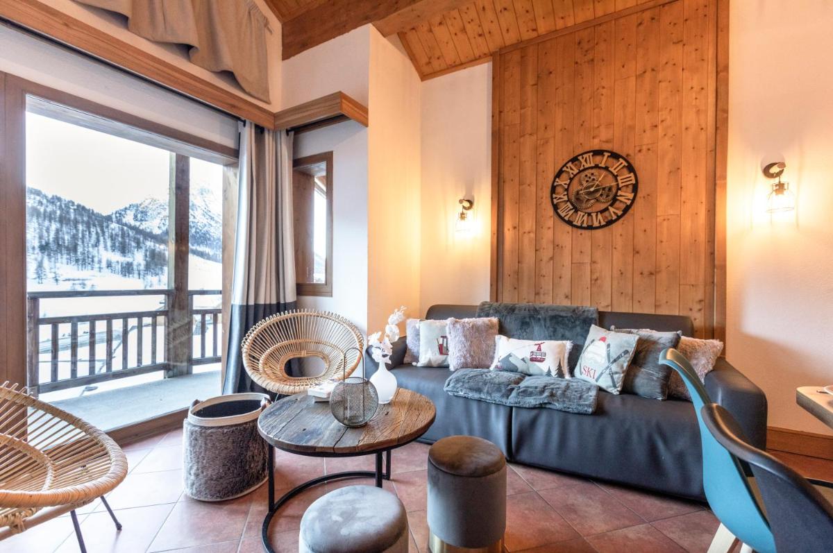 Coin salon dans l'établissement Résidence Club mmv Le Hameau des Airelles ****