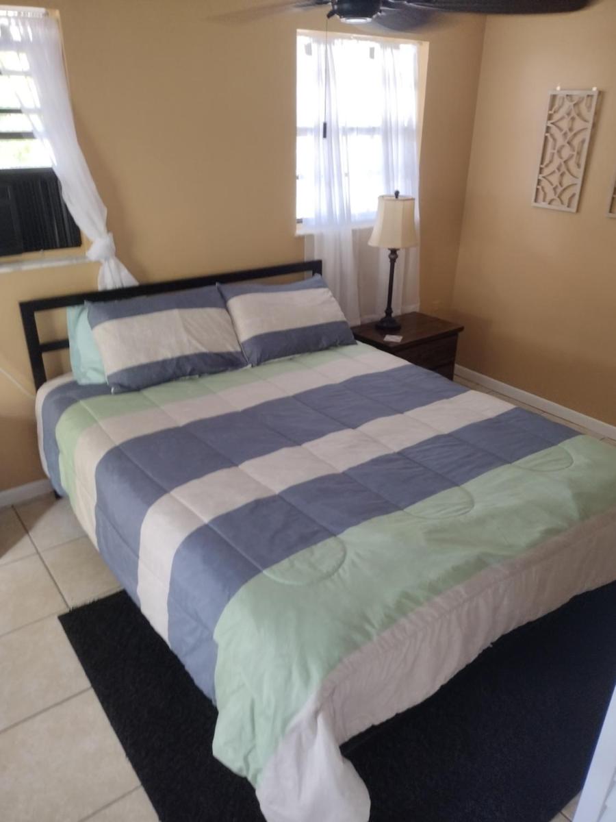 Cozy vintage waterfront home with fireplace and kayaks - Housity