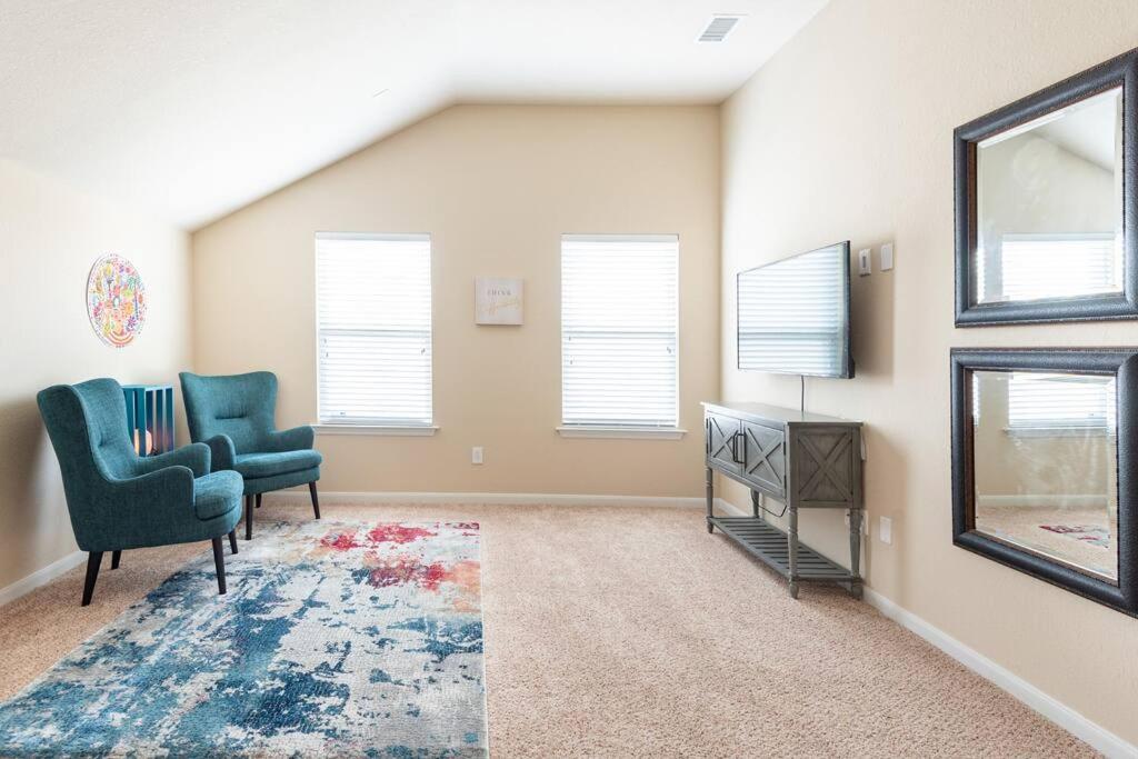 Gardenias By The Pool. Spacious 5-bedroom house with private pool, yoga room/playroom, and SPA. Vibrant Accommodation! - Housity