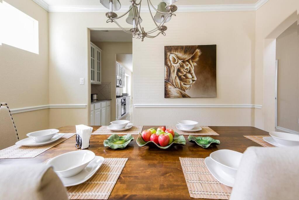 Gardenias By The Pool. Spacious 5-bedroom house with private pool, yoga room/playroom, and SPA. Vibrant Accommodation! - Housity