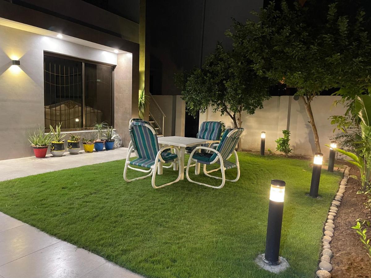 Family Friendly 2-Bedroom Home Upper Portion with Parking - Housity