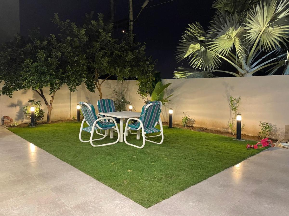 Family Friendly 2-Bedroom Home Upper Portion with Parking - Housity