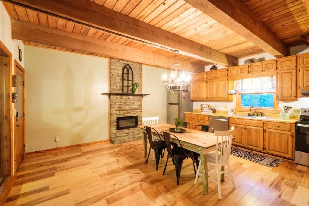 StackRock Cabin in Blue Ridge Mountains - Housity