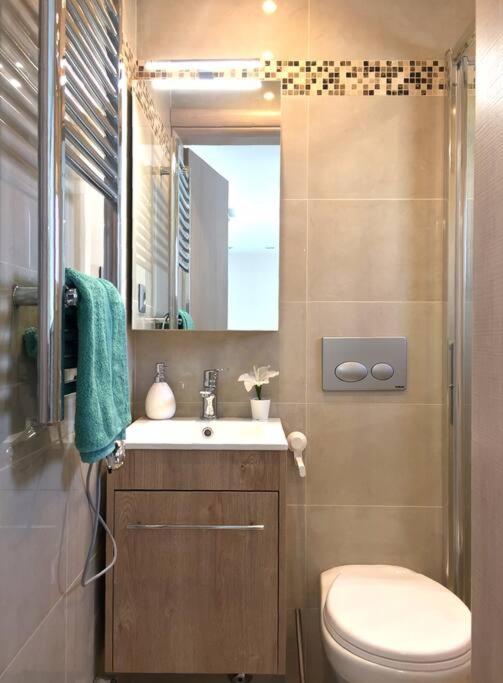 Emerald Mini Suite:Your deluxe studio in Kalamaria - Housity