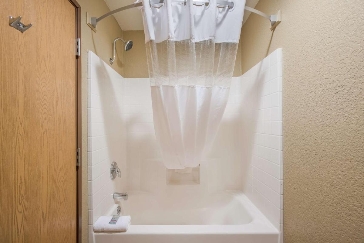 Best Western Harbour Pointe Lakefront - Housity