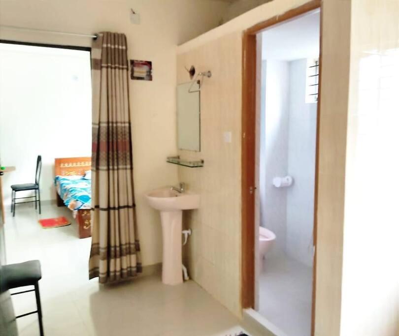 Secured Studio Apartment near Airport AC WiFi Oven - Housity
