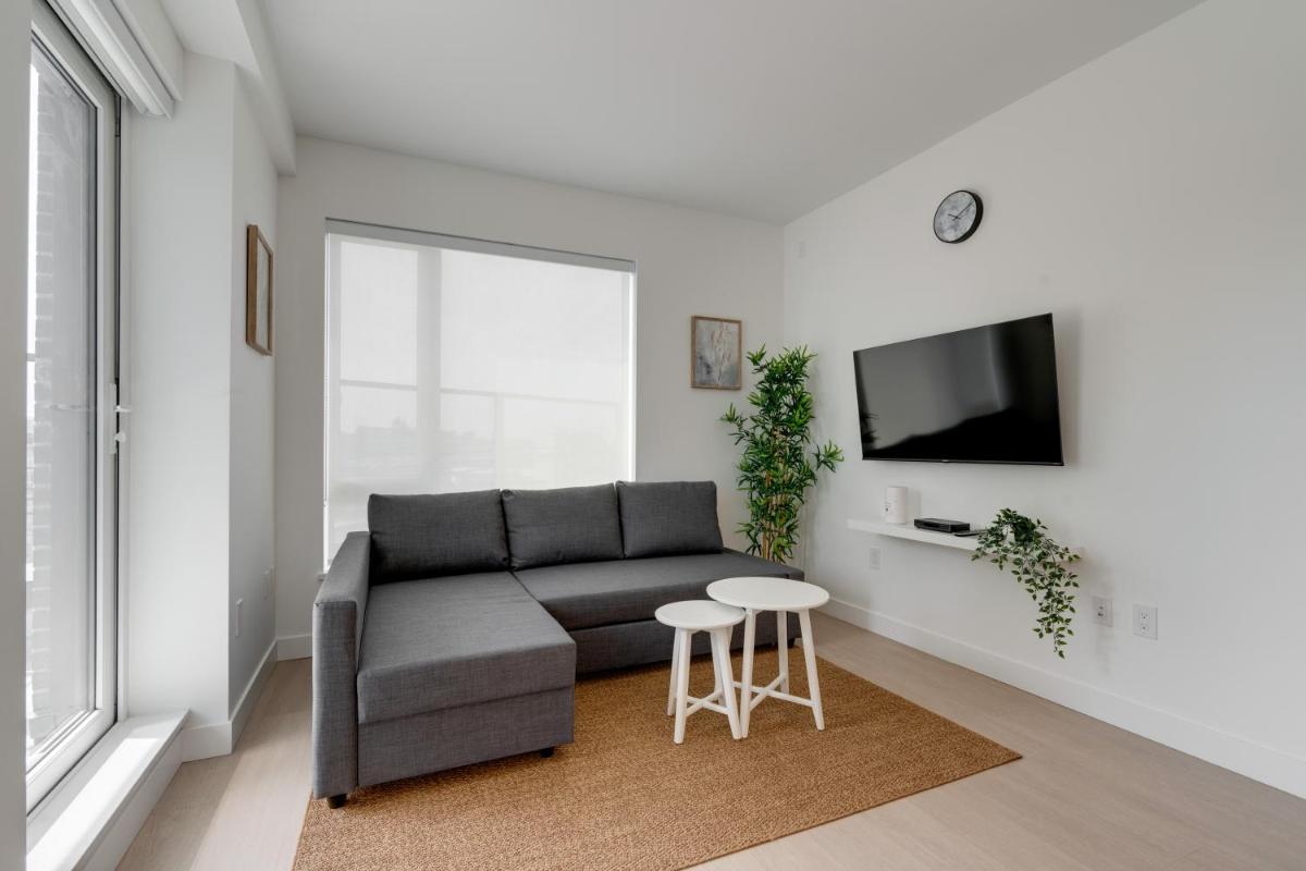 Modern New Apt Near Vancouver Airport with Parking, Storage and AC - Housity