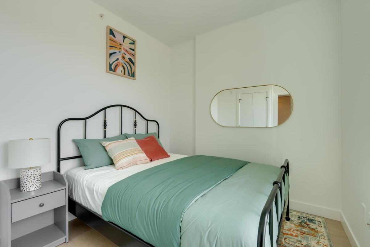 Modern New Apt Near Vancouver Airport with Parking, Storage and AC - Housity