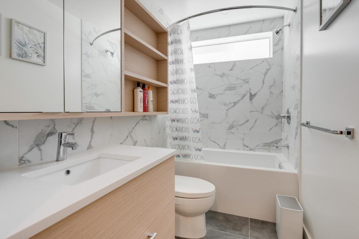 Modern New Apt Near Vancouver Airport with Parking, Storage and AC - Housity