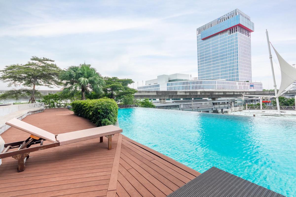 The Coast Bangkok Skywalk to BTS & BITECH Bangna - Housity