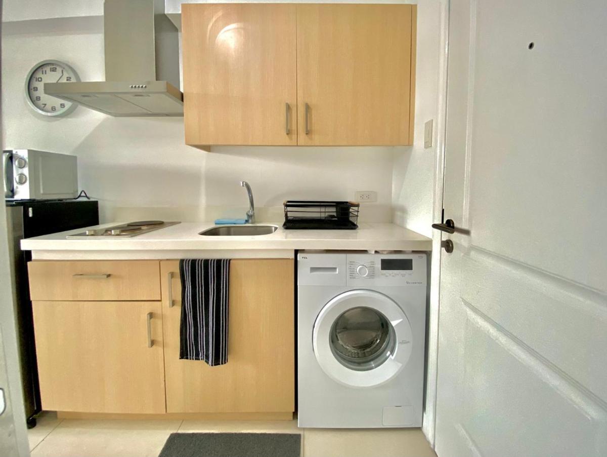 Studio-type condo with Wi-fi, Double-size bed at Q.C. - Housity