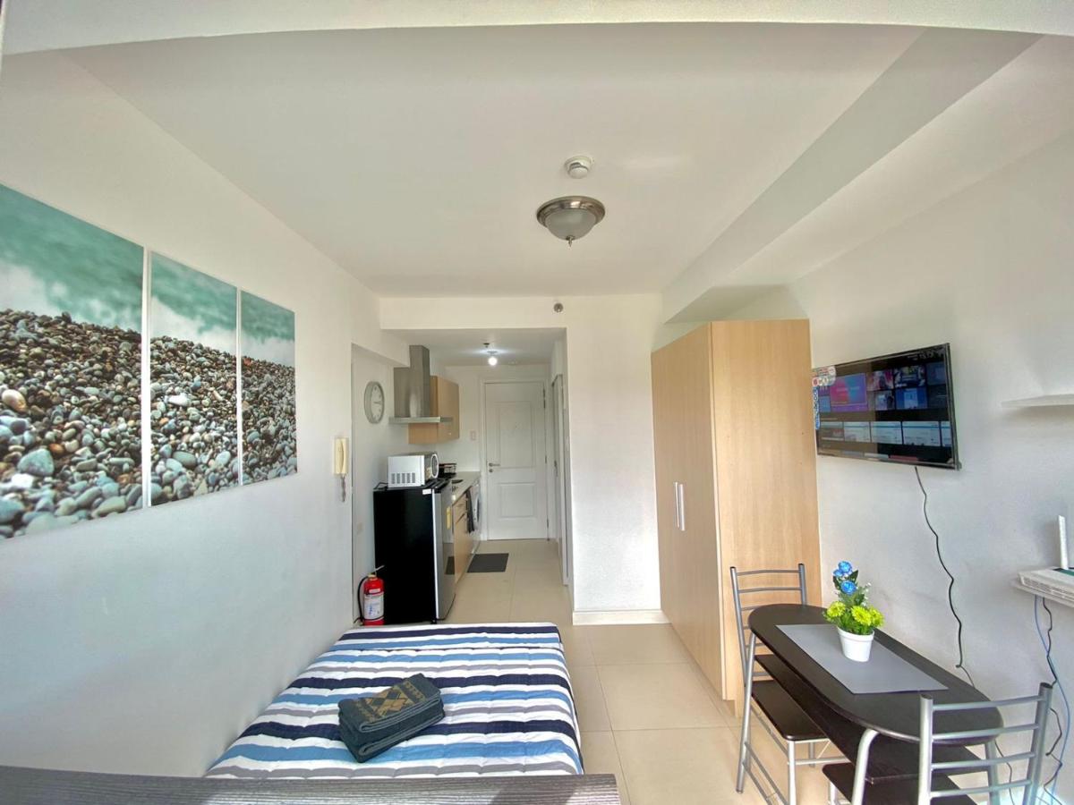Studio-type condo with Wi-fi, Double-size bed at Q.C. - Hizvo