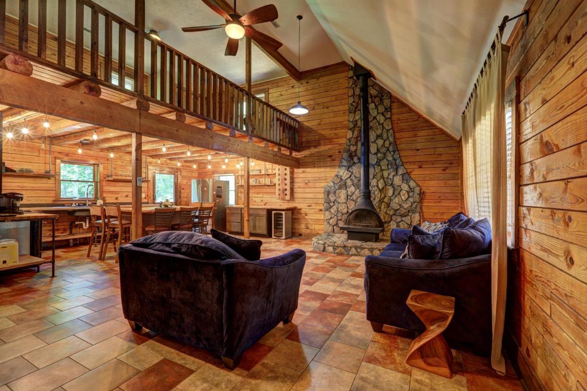 Spacious Cabin with hot tub, game room, WIFI near Atlanta airport - Housity
