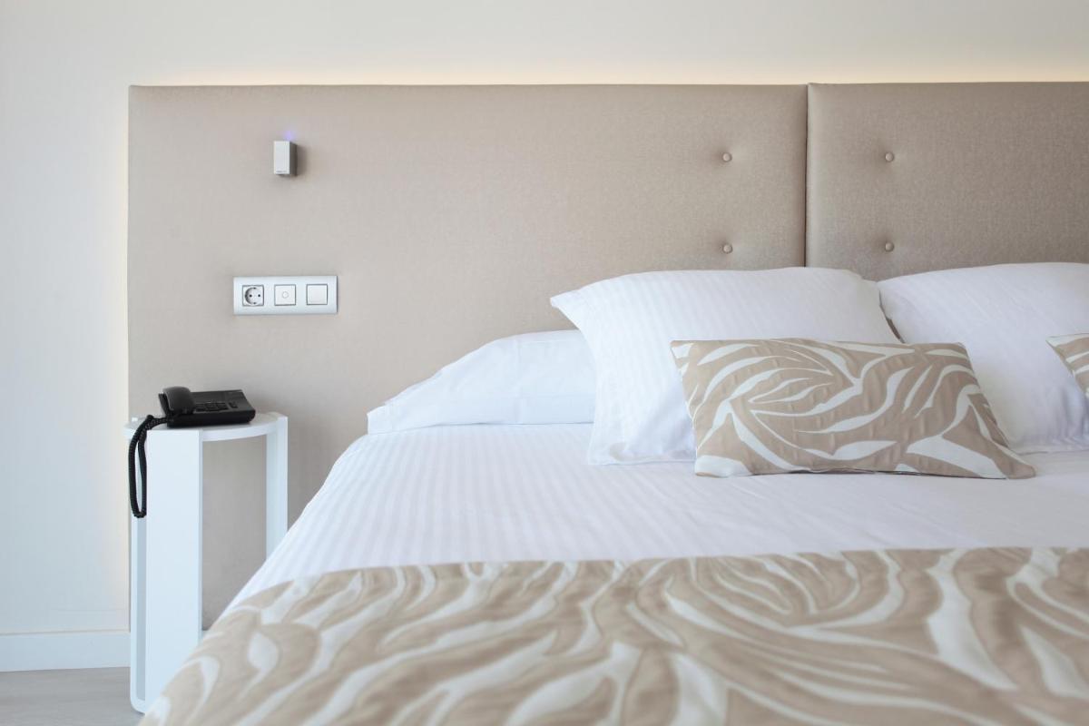 Cama o camas de una habitación en Iberostar Waves Cala Millor - Adults Only