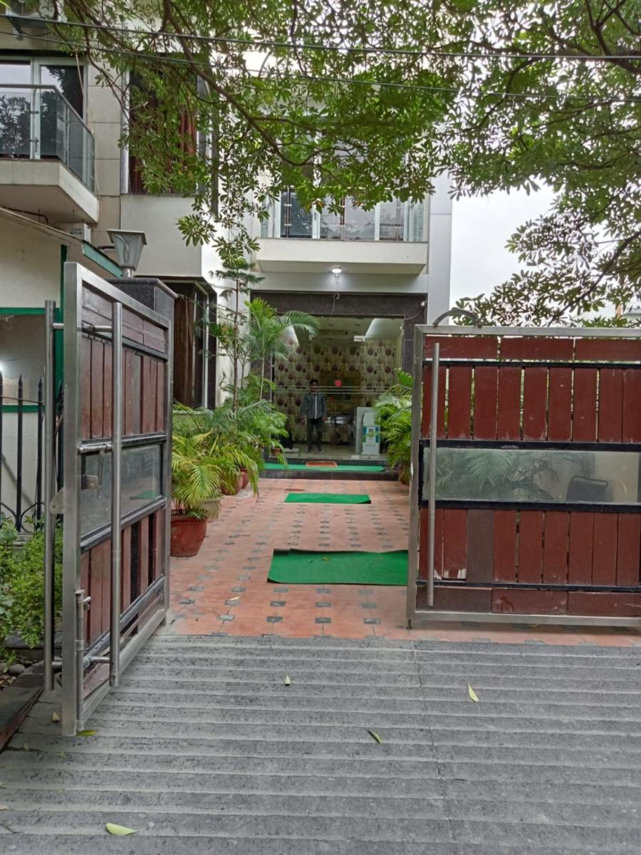 Suitetrails - Luxury Tranquil Apartment Near Huda City Metro