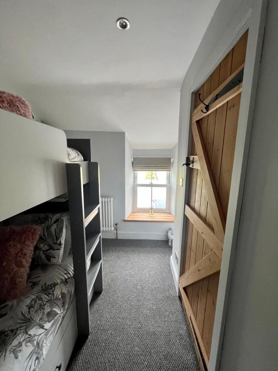 Gorgeous 2-Bed Cottage in Penderyn Brecon Beacons - Housity