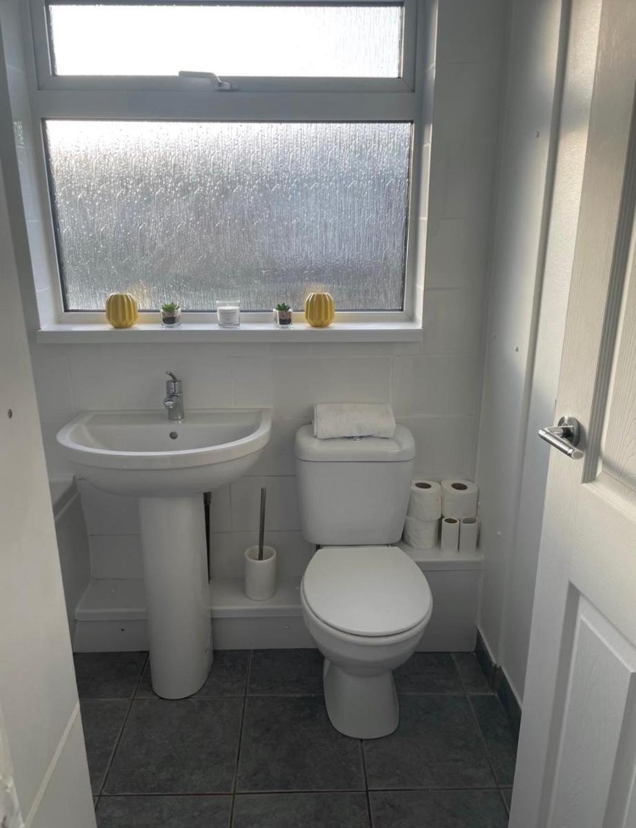 Cozy Flat 15 Mins from City Centre with Parking - Housity