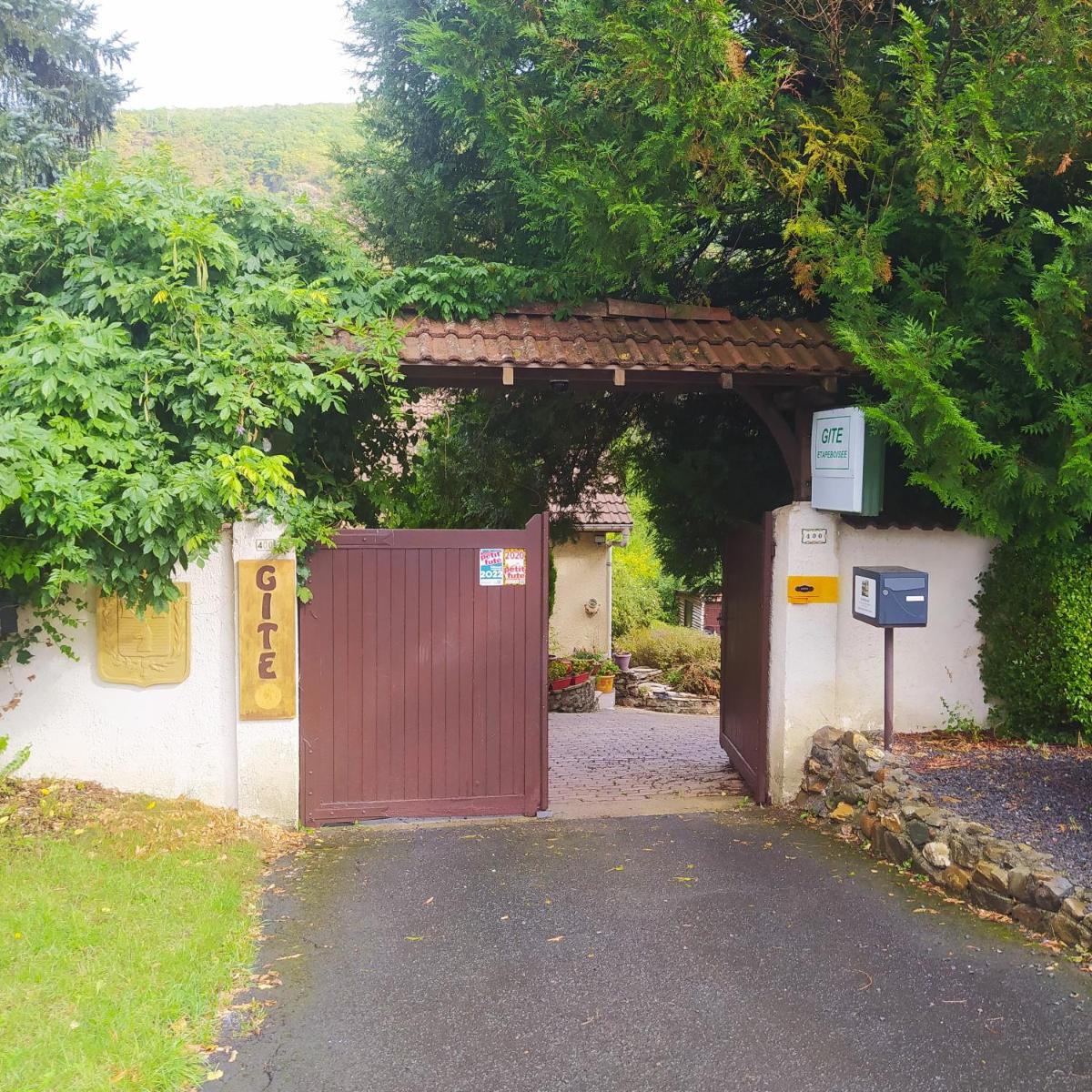 CABANE CERISE DANS L'ARBRE Etapeboisee - Housity