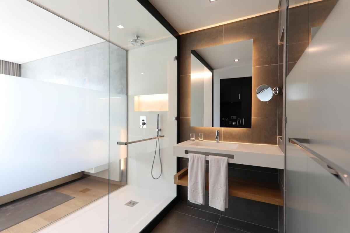 Uma casa de banho em Iberostar Selection Lisboa