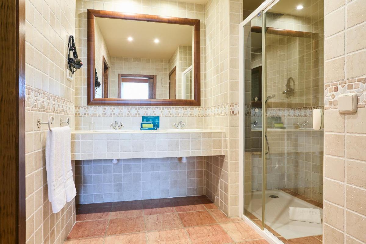 Un baño de Hotel Silken Villa de Laguardia