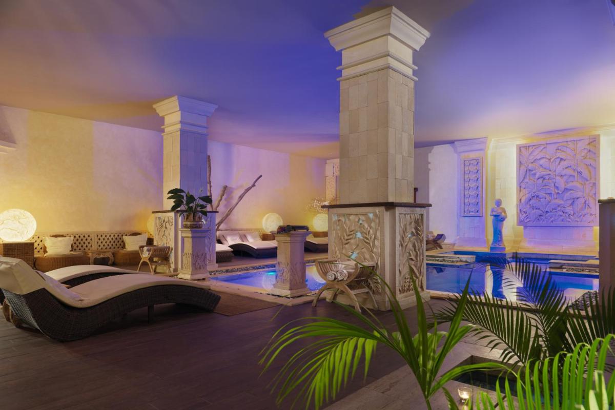 Zona de estar de Royal Garden Villas, Luxury Hotel