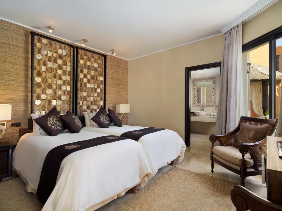 Cama o camas de una habitación en Royal Garden Villas, Luxury Hotel