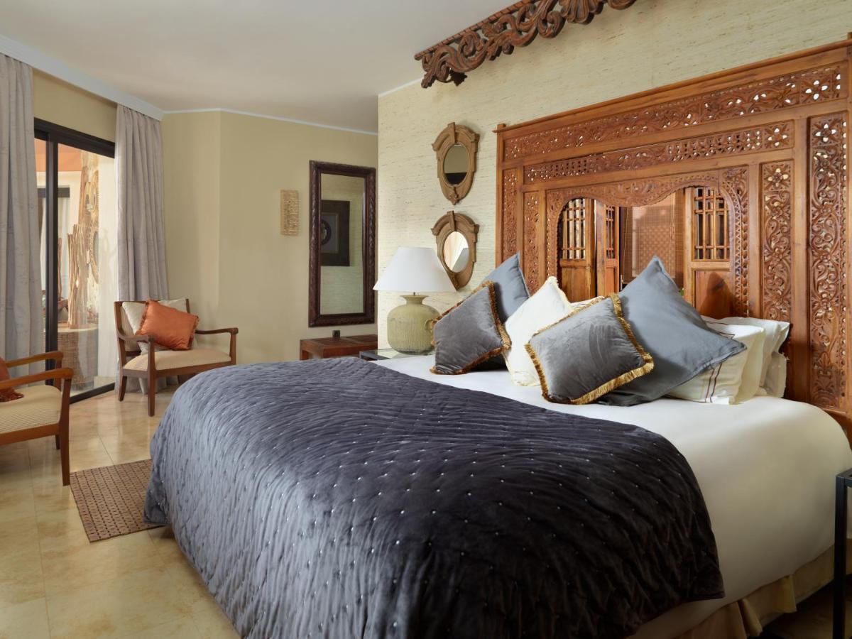 Cama o camas de una habitación en Royal Garden Villas, Luxury Hotel