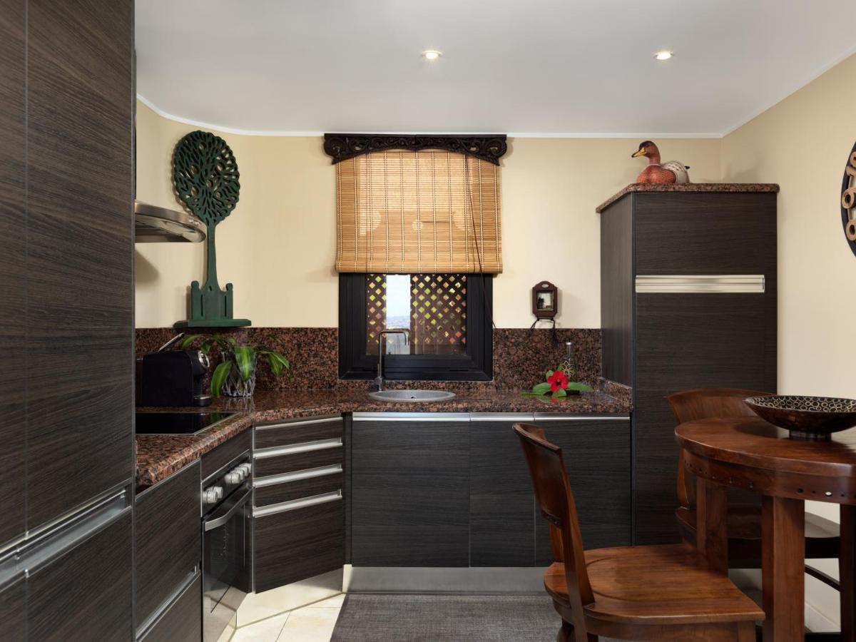 Una cocina o zona de cocina en Royal Garden Villas, Luxury Hotel