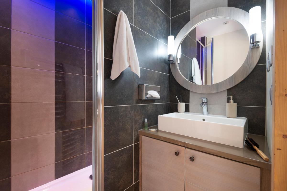 Salle de bains dans l'établissement Résidence Pierre & Vacances Premium Les Terrasses d'Hélios