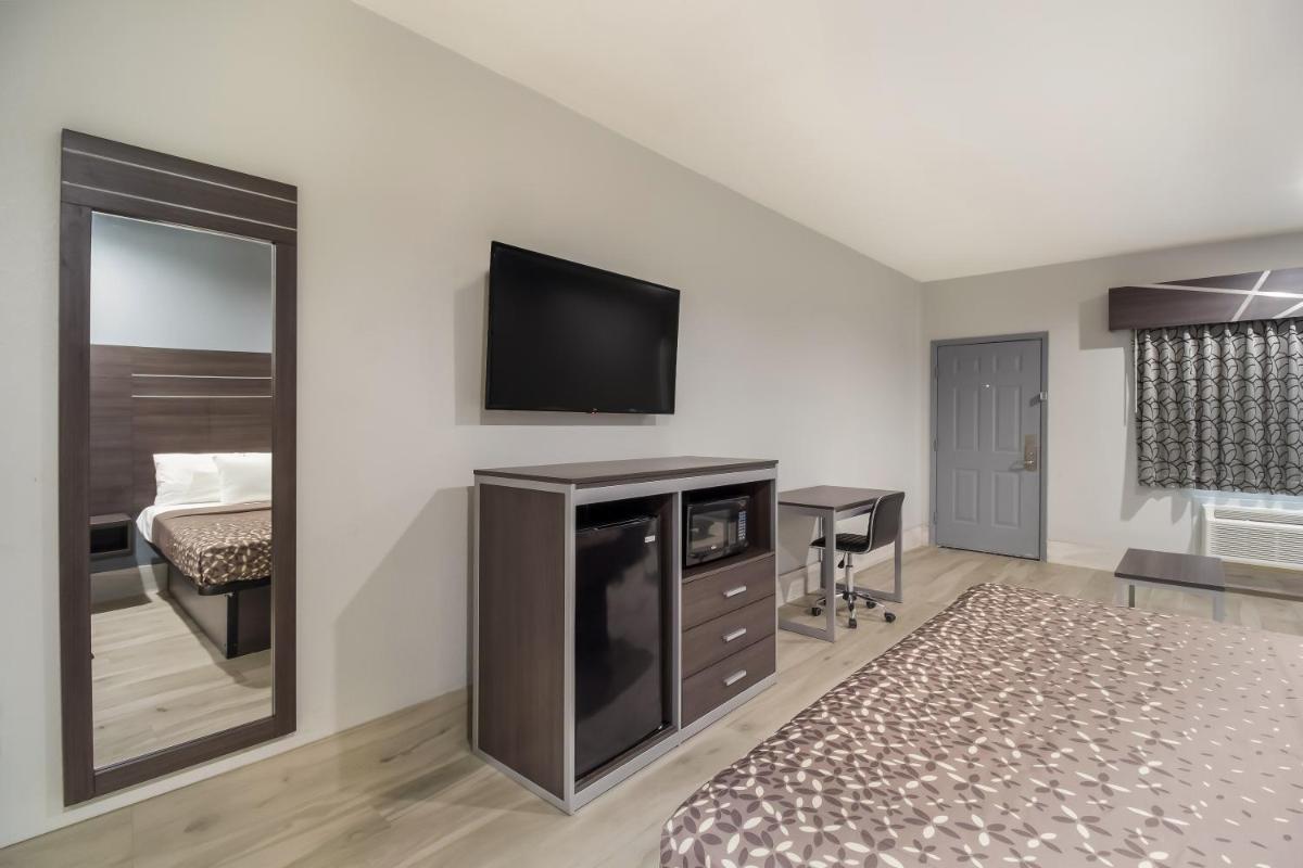 Americas Best Value Platinum Inn & Suites - Housity