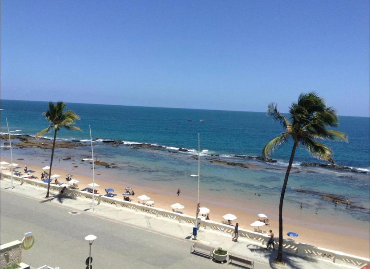 Flat encantador beira mar na Barra . Em frente a praia! No Circuito do Carnaval de Salvador! - Housity