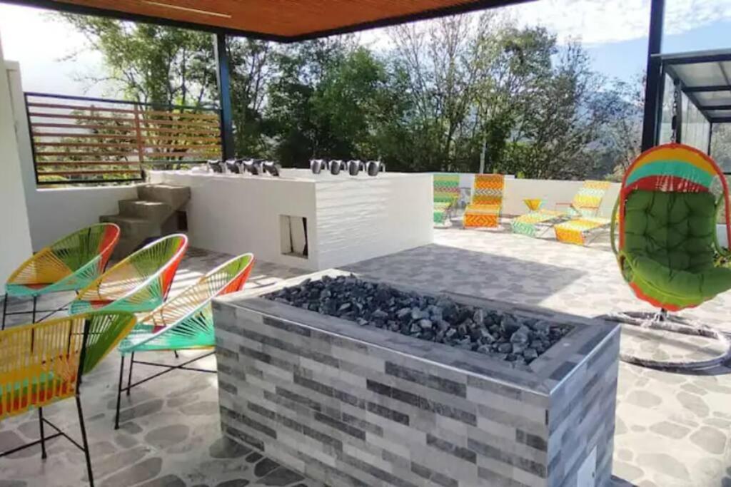 Nueva, Moderna casa en Silvania con Jacuzzi - Housity