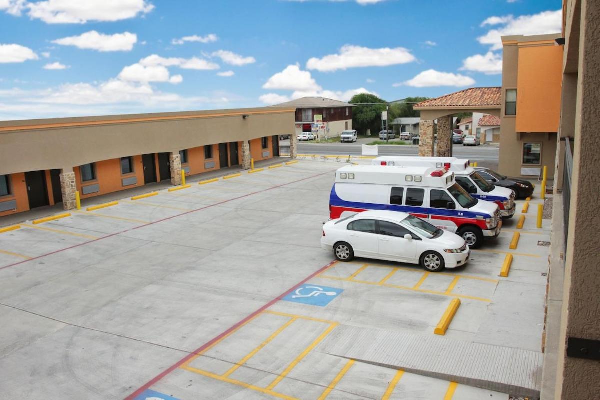 Maverick Inn - Housity