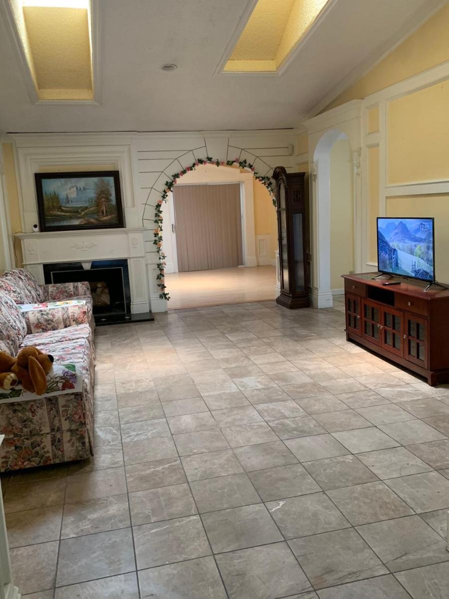 Double bedroom with private bathroom for family or friends - Housity